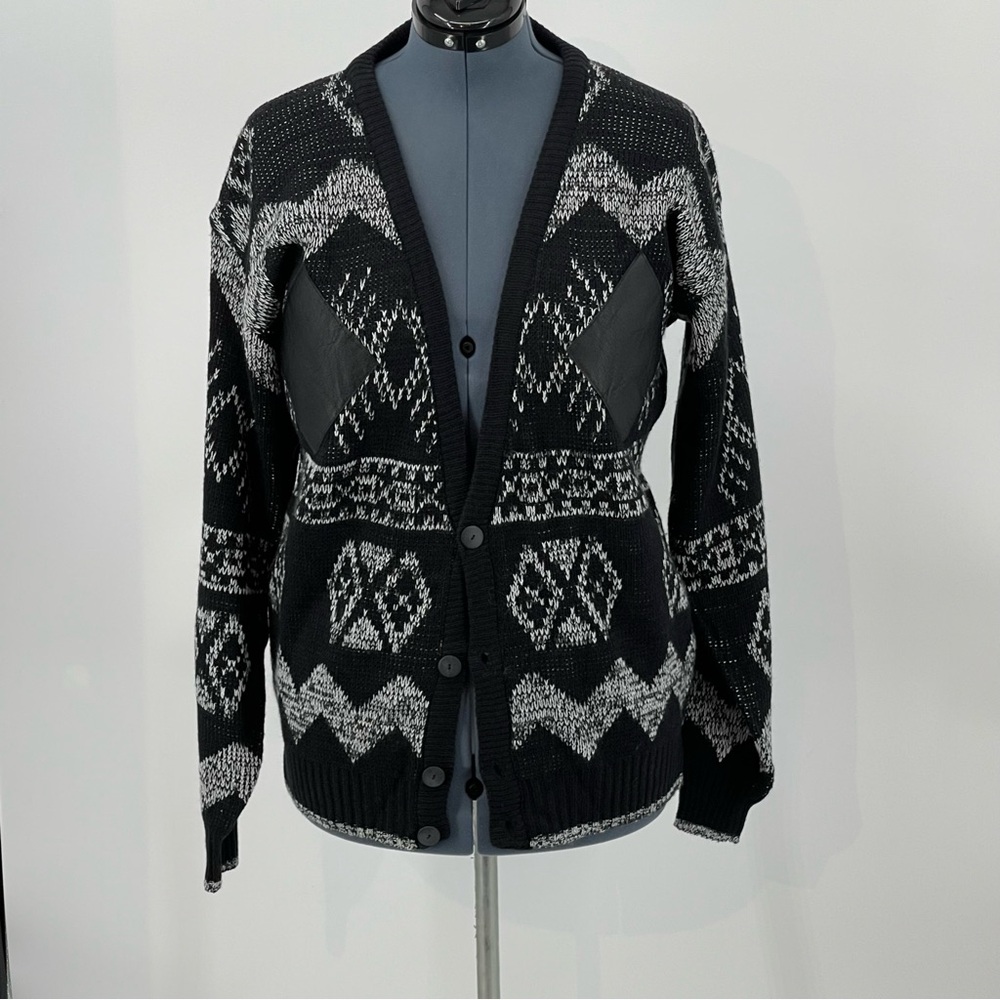 EAGLE BAY MENS BUTTON UP V- NECK KNIT SWEATER SIZE LARGE. BLACK AND WHIT…